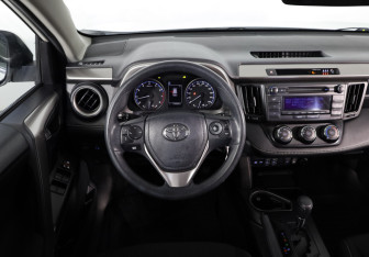 Подержанный автомобиль Toyota RAV4 2016 года (9 фото)