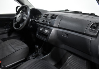 Подержанный автомобиль Skoda Fabia Hatchback 2010 года (17 фото)