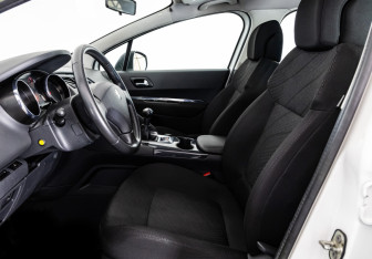 Подержанный автомобиль Peugeot 3008 2011 года (14 фото)