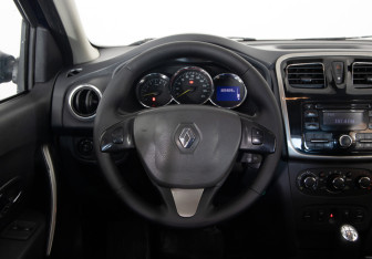 Подержанный автомобиль Renault Logan Sedan 2015 года (10 фото)