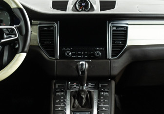 Подержанный автомобиль Porsche Macan 2016 года (14 фото)