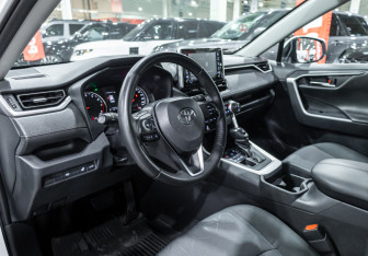 Подержанный автомобиль Toyota RAV4 2021 года (14 фото)