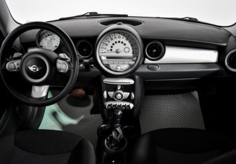 Подержанный автомобиль MINI Hatch 2008 года (13 фото)