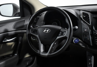 Подержанный автомобиль Hyundai i40 Sedan 2015 года (16 фото)