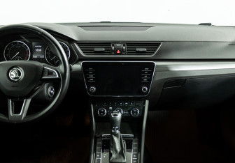 Подержанный автомобиль Skoda Superb Liftback 2018 года (14 фото)