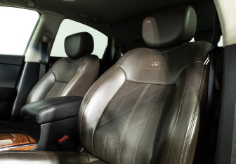 Подержанный автомобиль Infiniti QX70 2013 года (16 фото)