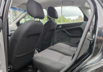 Подержанный автомобиль Ford Focus Sedan 2010 года (10 фото)