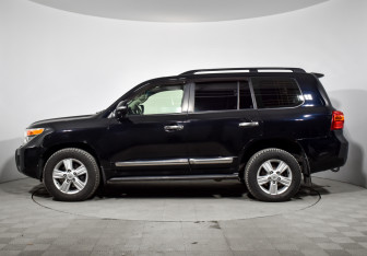 Подержанный автомобиль Toyota Land Cruiser Suv 2012 года (9 фото)