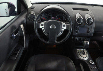 Подержанный автомобиль Nissan Qashqai 2010 года (9 фото)