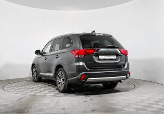 Подержанный автомобиль Mitsubishi Outlander 2017 года (7 фото)