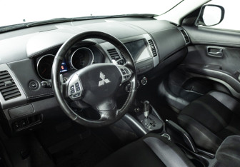Подержанный автомобиль Mitsubishi Outlander 2011 года (11 фото)