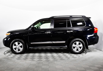 Подержанный автомобиль Toyota Land Cruiser Suv 2012 года (10 фото)