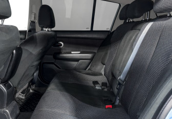 Подержанный автомобиль Nissan Tiida Hatchback 2011 года (12 фото)