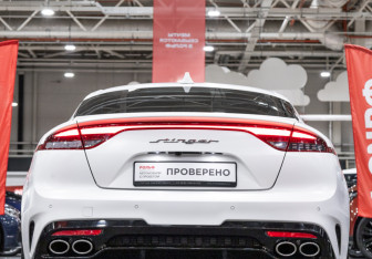 Подержанный автомобиль Kia Stinger 2023 года (11 фото)
