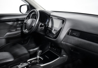 Подержанный автомобиль Mitsubishi Outlander 2019 года (12 фото)