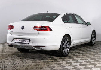 Подержанный автомобиль Volkswagen Passat Sedan 2019 года (5 фото)
