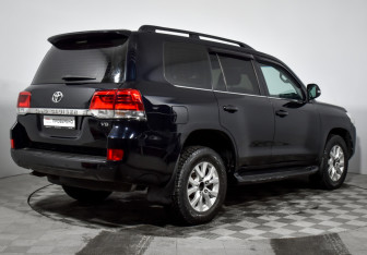 Подержанный автомобиль Toyota Land Cruiser Suv 2015 года (5 фото)