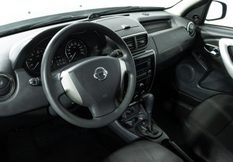 Подержанный автомобиль Nissan Terrano 2014 года (11 фото)