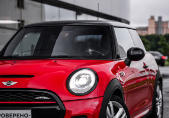 Подержанный автомобиль MINI Hatch 2016 года (2 фото)