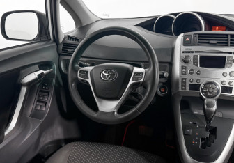 Подержанный автомобиль Toyota Verso 2010 года (14 фото)