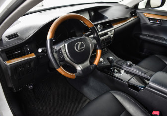 Подержанный автомобиль Lexus ES 2013 года (9 фото)