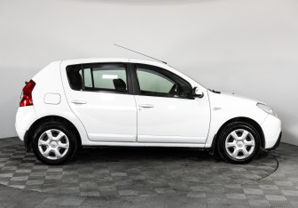 Подержанный автомобиль Renault Sandero 2013 года (4 фото)