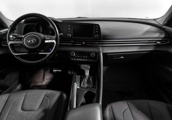 Подержанный автомобиль Hyundai Elantra Sedan 2021 года (14 фото)