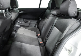 Подержанный автомобиль Opel Astra Hatchback 2006 года (10 фото)