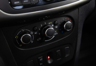 Подержанный автомобиль Renault Sandero 2014 года (11 фото)