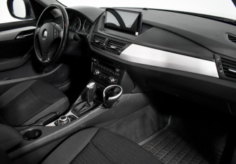 Подержанный автомобиль BMW X1 2010 года (13 фото)