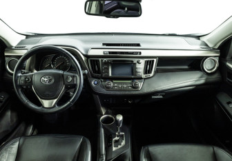 Подержанный автомобиль Toyota RAV4 2014 года (12 фото)