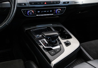 Подержанный автомобиль Audi Q7 2015 года (16 фото)
