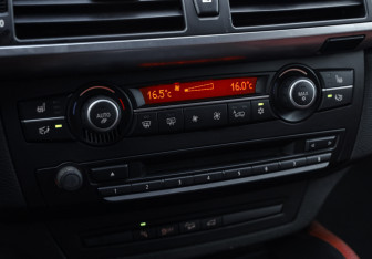 Подержанный автомобиль BMW X6 2013 года (22 фото)
