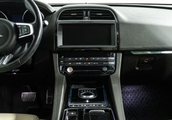 Подержанный автомобиль Jaguar F-Pace 2018 года (14 фото)