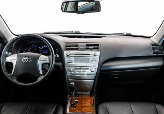Подержанный автомобиль Toyota Camry Sedan 2011 года (10 фото)