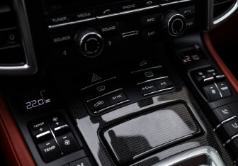 Подержанный автомобиль Porsche Cayenne 2014 года (27 фото)