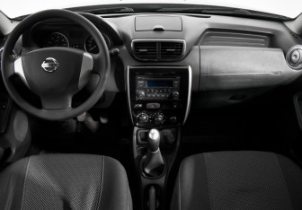 Подержанный автомобиль Nissan Terrano 2015 года (13 фото)