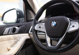 Подержанный автомобиль BMW X7 2019 года (21 фото)