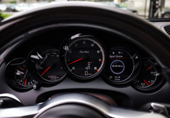 Подержанный автомобиль Porsche Cayenne 2014 года (16 фото)