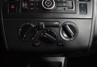 Подержанный автомобиль Nissan Tiida Hatchback 2013 года (16 фото)