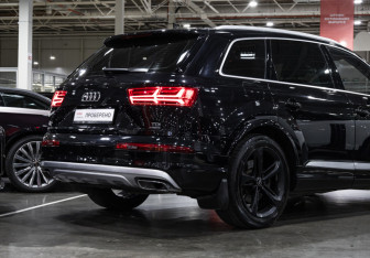 Подержанный автомобиль Audi Q7 2017 года (8 фото)