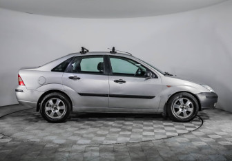 Подержанный автомобиль Ford Focus Sedan 2003 года (4 фото)