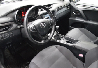 Подержанный автомобиль Toyota Avensis Wagon 2016 года (10 фото)
