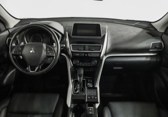 Подержанный автомобиль Mitsubishi Eclipse Cross 2018 года (10 фото)