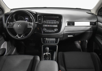 Подержанный автомобиль Mitsubishi Outlander 2017 года (13 фото)