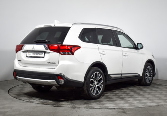Подержанный автомобиль Mitsubishi Outlander 2017 года (5 фото)