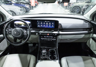 Подержанный автомобиль Kia Carnival 2021 года (19 фото)