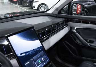Подержанный автомобиль Geely Atlas 2024 года (20 фото)