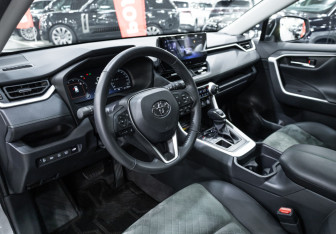 Подержанный автомобиль Toyota RAV4 2023 года (17 фото)