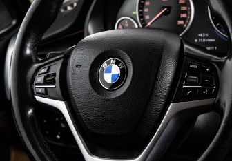 Подержанный автомобиль BMW X5 2015 года (14 фото)